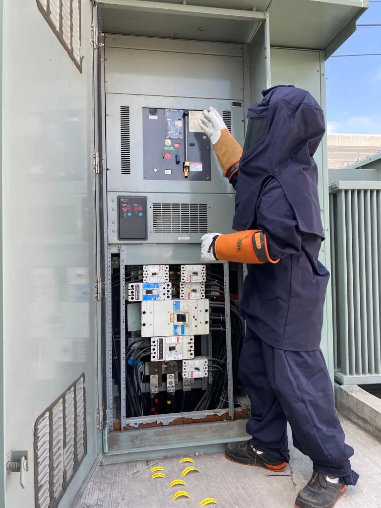 Traje dieléctrico, alta tensión. Servicio eléctrico.